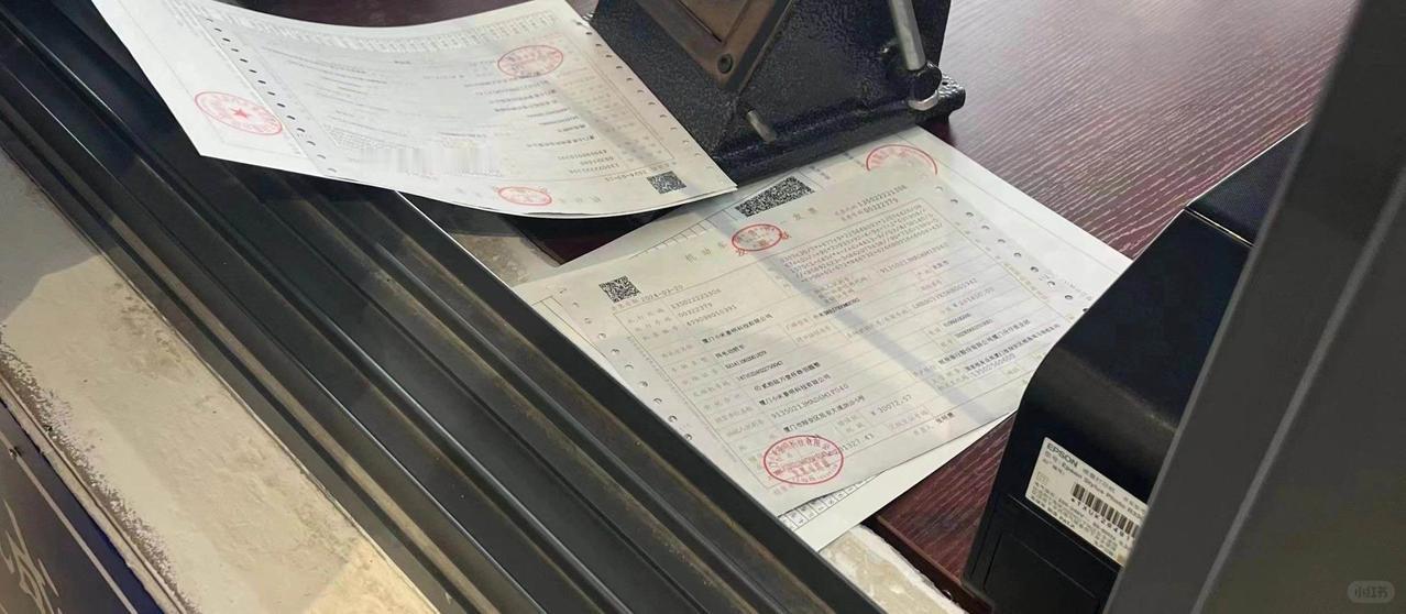 26.1万，小米汽车最新发票曝光，不过看购买人是个公户，极果君猜测可能各地小米汽