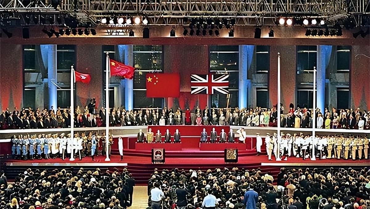 香港回归前夕，中央发现安全隐患，509名军人携带武器提前入港，确保回归平稳
19