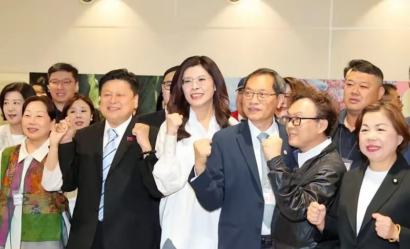 前脚民调还把郑丽文按在4%垫底，后脚她直接把40多国驻台代表请进国民党中央党部喝