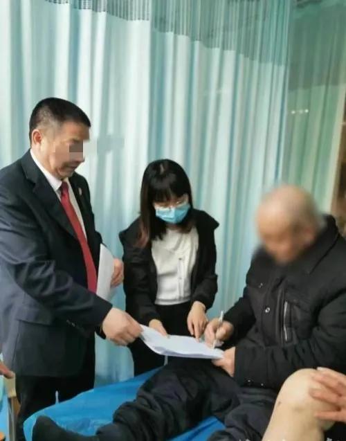 河北邢台，大爷和老伴生病后，养子不闻不问，更过分的是，大爷患癌后他直接拉黑大爷，