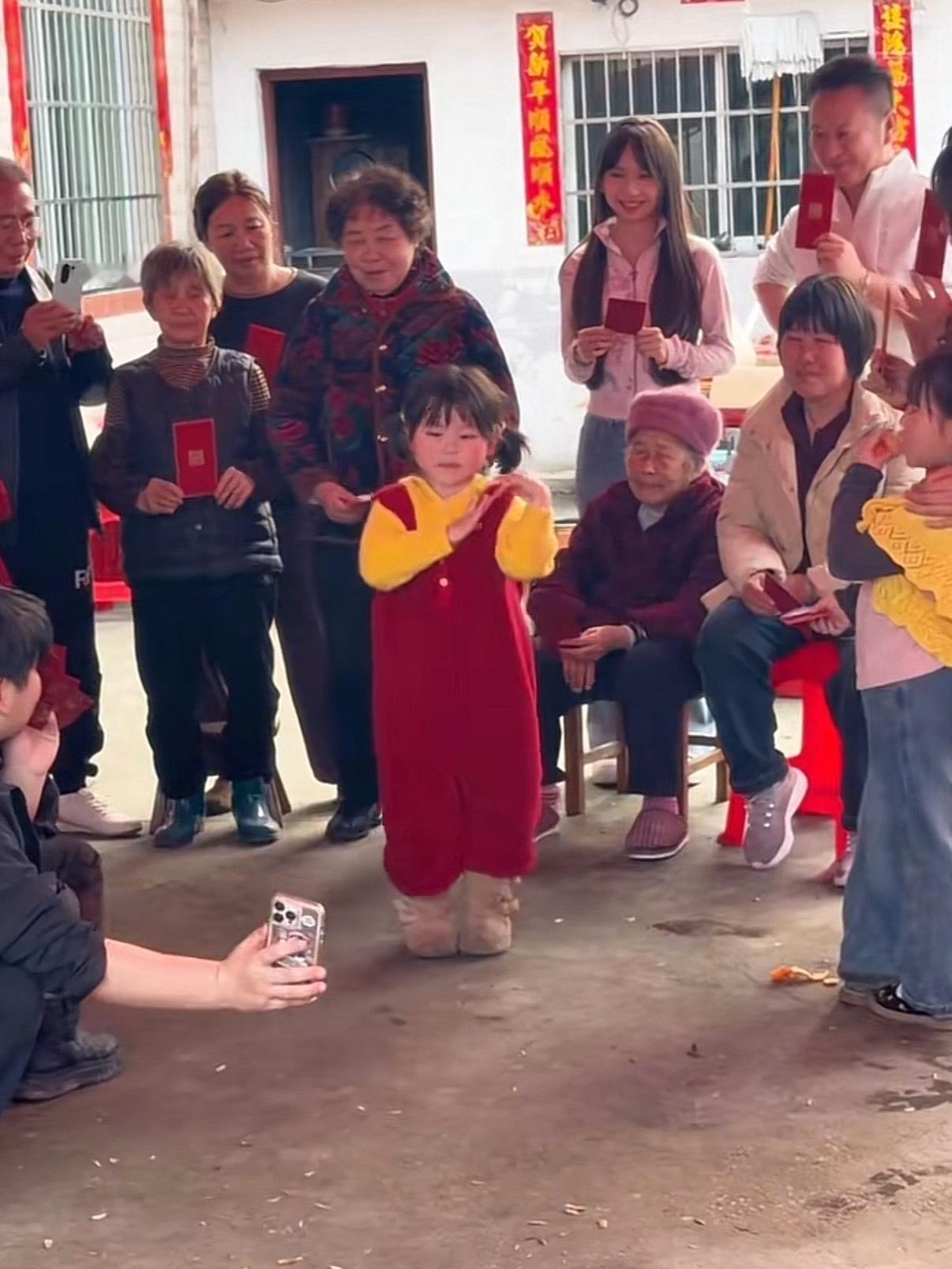 妈妈回应瑶一瑶表演时不开心这不就是典型的啃小族，整个表演也没看出来一点开心，给红