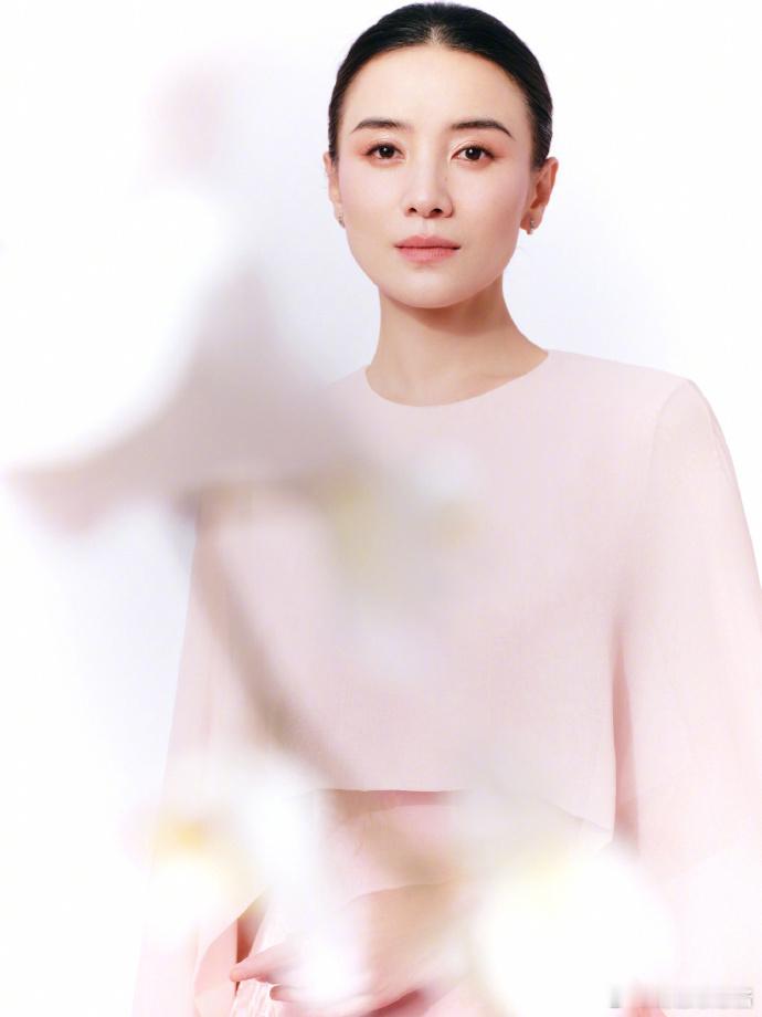 宋佳好伟大的一张脸  宋佳就是春晚颜值与实力双担当！她那第二套造型，搭配这张伟大