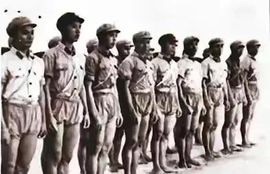 1965年9月29日，解放军驻琼某部9名战士武装泅渡琼州海峡，每人携带手枪、子弹