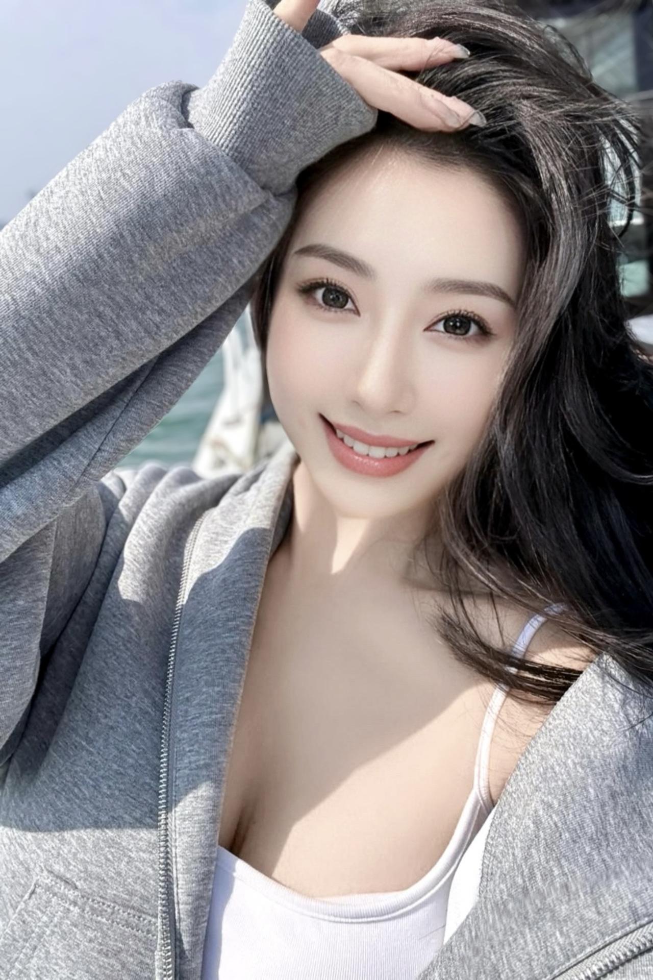 笑着笑着，就突然沉默了，你懂吗…
治愈系笑容女孩 创作者中心