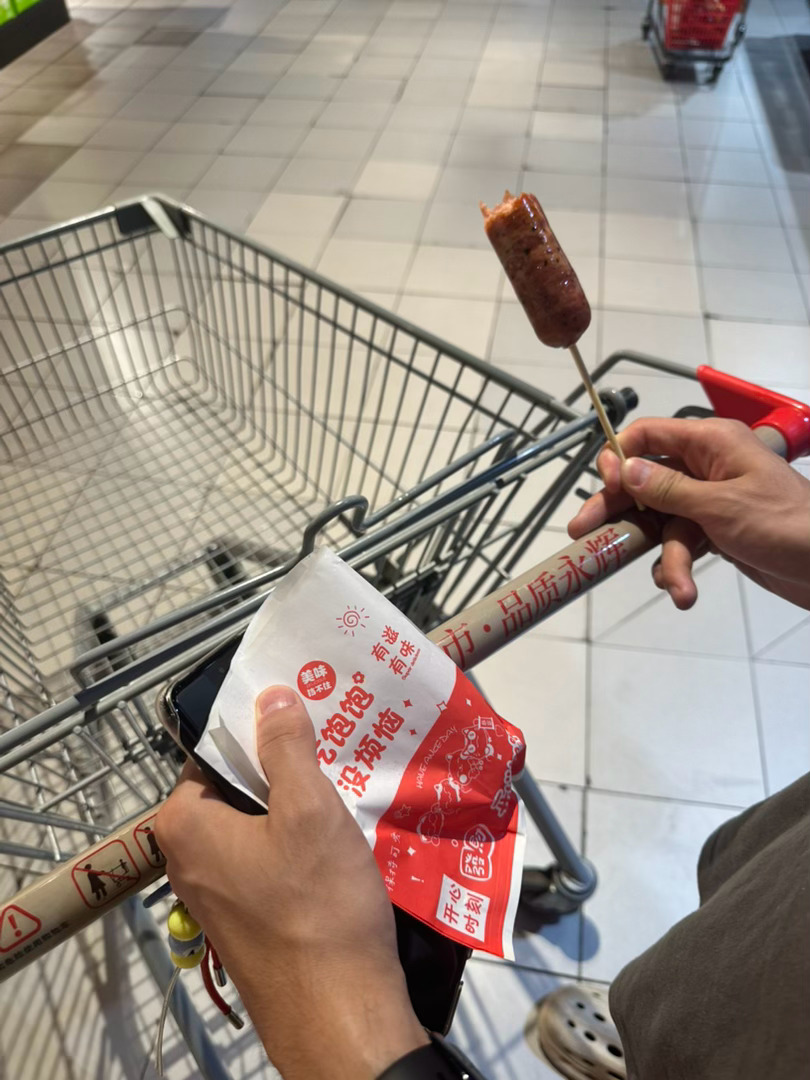 来永辉啥也不干推个空车吃烤肠的来小张嚼嚼嚼