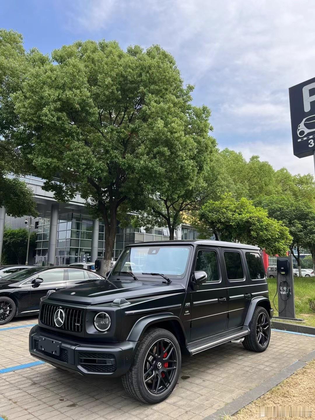 G63 哑光黑选配：金属漆 内饰增强组件 孟加拉红 碳纤维内饰 碳纤维方向盘 皮
