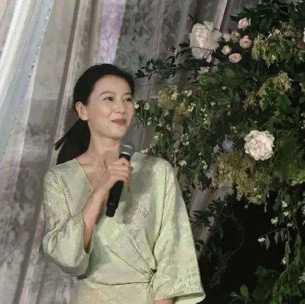 果然女神还是女神，还真是百看不厌啊！

淡妆出席朋友婚礼的高圆圆，穿着简单大方，
