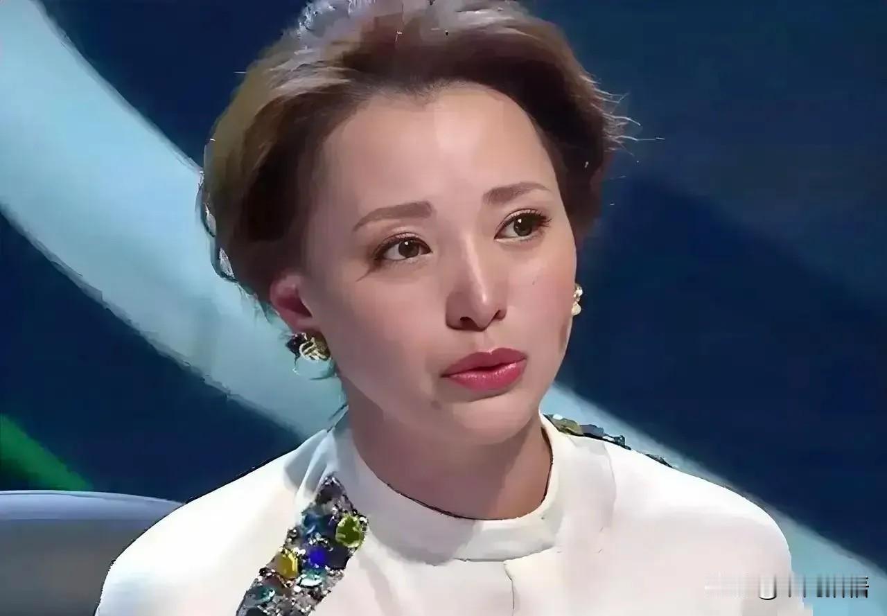 董卿说：“我们睡过同一张床，喝过同一杯水，吃过同一碗饭，牵过彼此的手，搂过彼此的