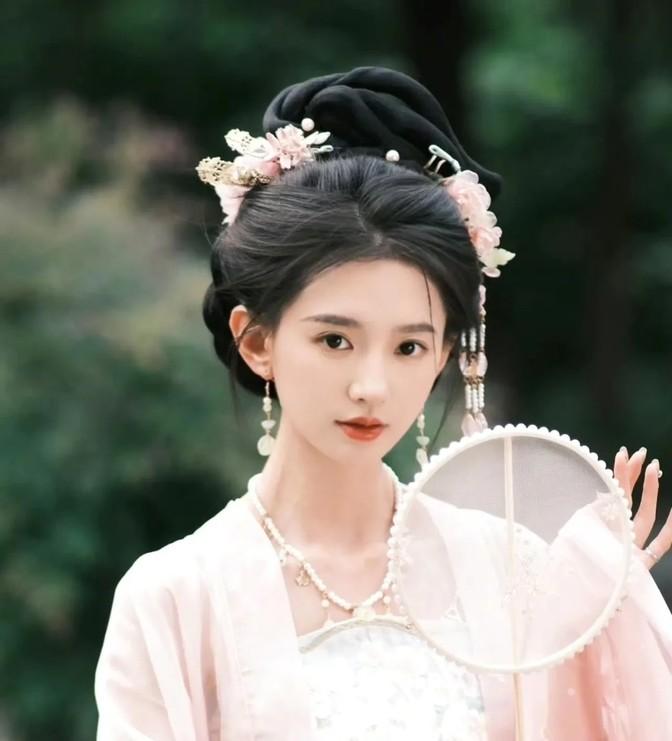 于正新签艺人张石头，传闻她是小三，还逼人打胎？这事儿闹得沸沸扬扬！
于正急了，直