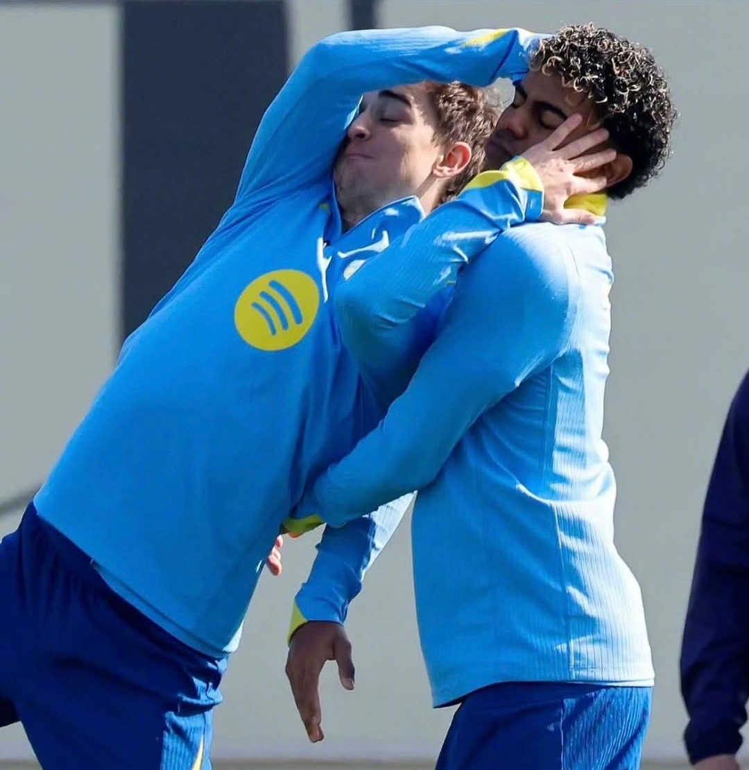 😱《震惊！巴萨两金童在训练中竟大打出手，疑似内讧！》😰亚麻猪你们停手吧🤕巴