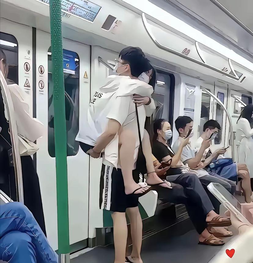 看这对小情侣，真放得开。
​大庭广众之下，女孩就这样被男孩抱着，好像彼此都很享受