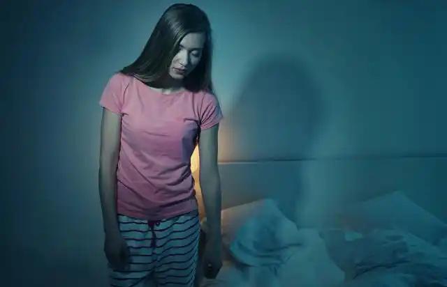 半夜里，一个人突然起身下床，眼睛睁着，却像看不见你。你喊他，他不理；你伸手去拦，