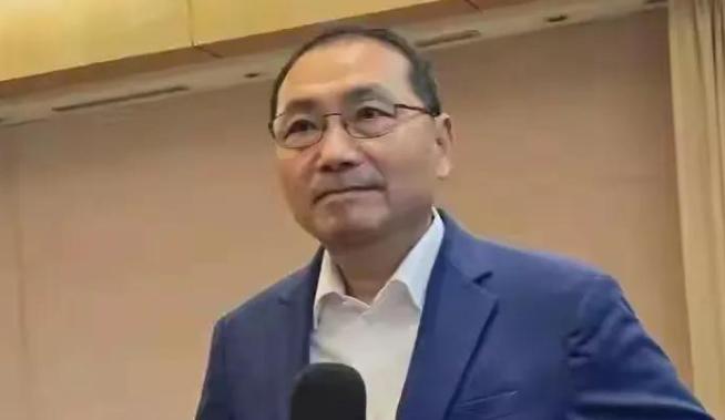 民调结果42.5%：41.7%，侯友宜尴尬了！洪秀柱方面人马初选落败！

以前大