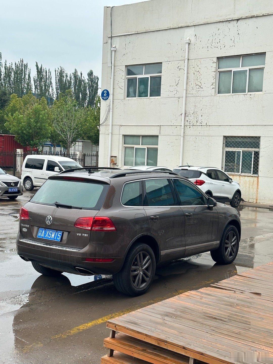 别的且不说 这个内饰是真的新刚物流接回来的一台途锐 这个车是同行发来代卖的 行业