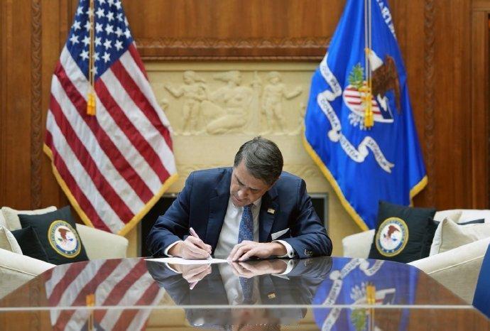 据报道，️美国代理司法部长托德·布兰切签署了一项命令，将州政府许可的医用大麻从第