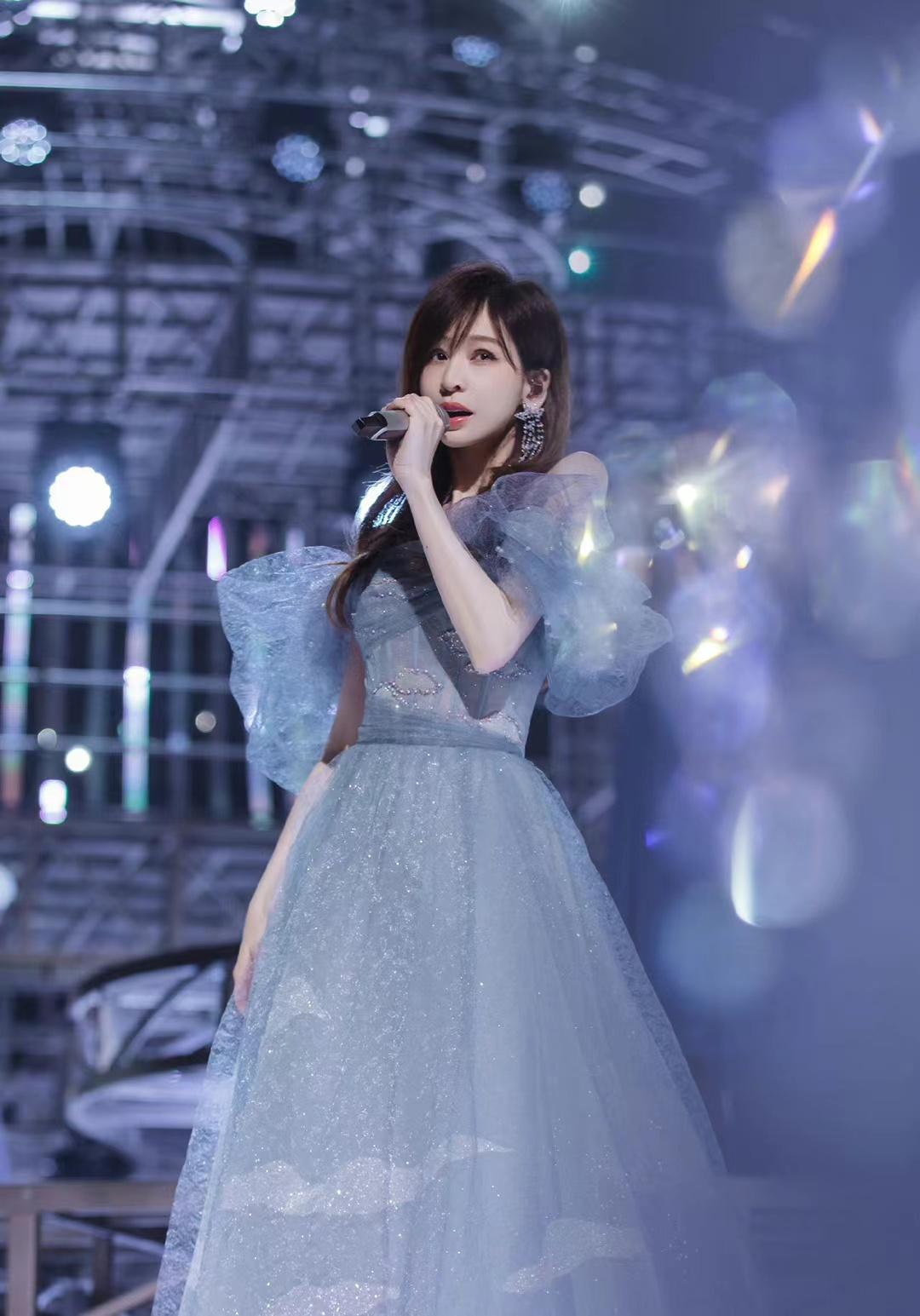 王心凌看起来像绿野仙踪里温柔甜美的仙女公主。她能成为你心中的女神吗？