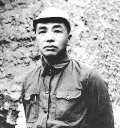 1942年，抗日根据地进入到严重困难时期，八路军缺衣少粮，有的战士偷偷去剥榆树皮