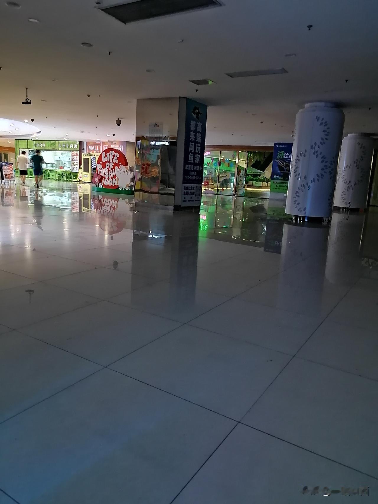 晃悠够了，是该回宿舍睡觉了。就像有人在广州的春夜晃悠回宿舍，那电影院透着股诡异，