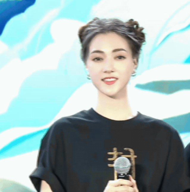 看刘畊宏的直播，发现娜然真的好piu亮呀！直播间其他人皮肤细纹都能看见，到她这又