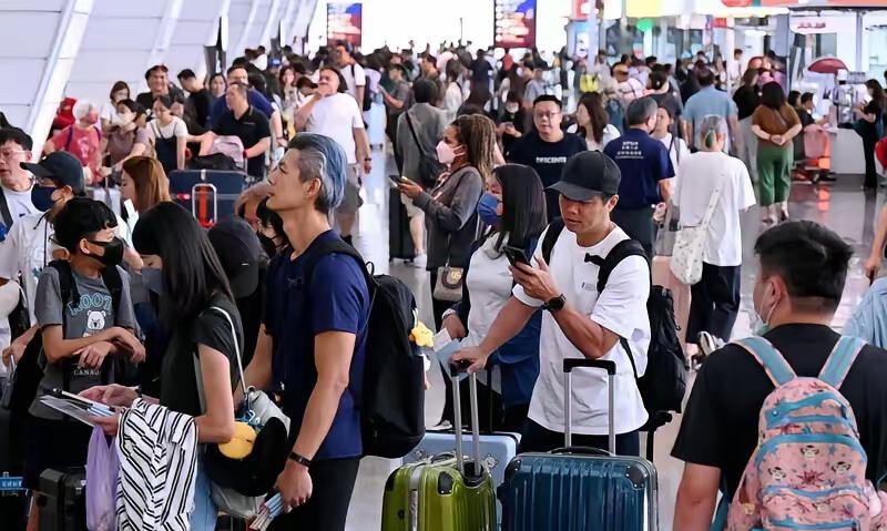 大陆游客赴台 发文将航班信息中的"中国"删掉。

俩人，一个从大陆飞过去，一个从