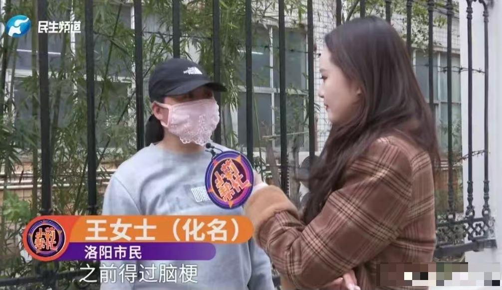 🌙河南洛阳，一女子把70岁老母送养老院，护工端来一盆开水，直接把母亲左脚按进盆