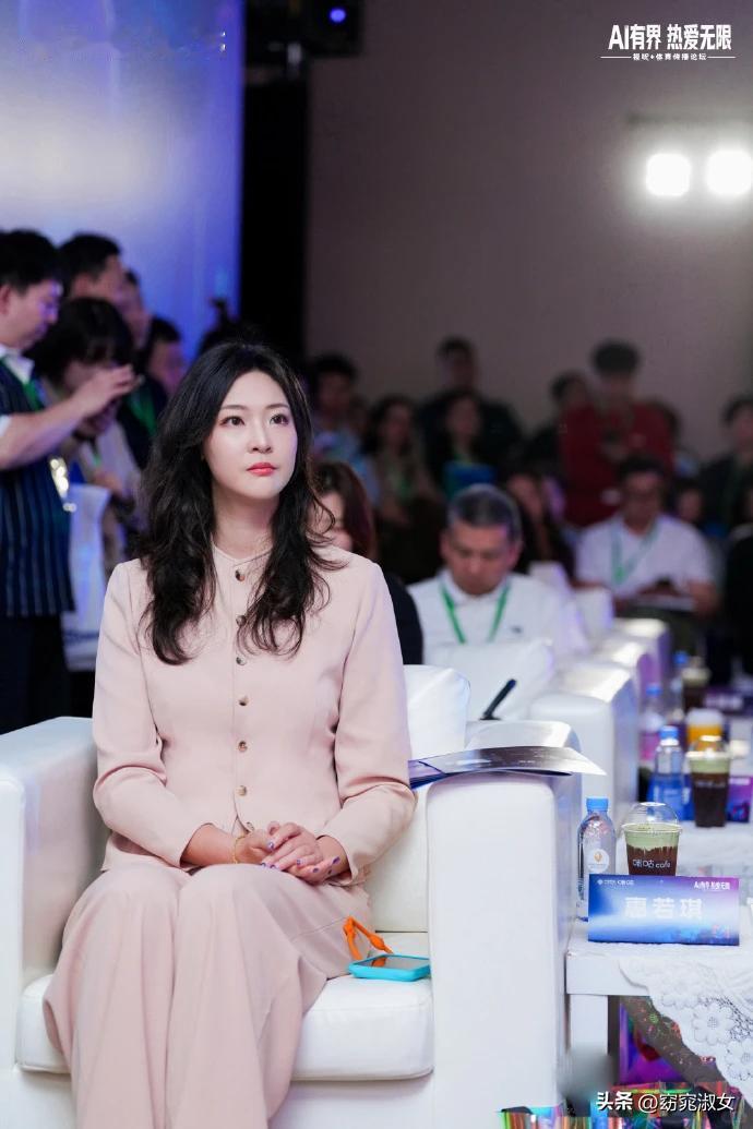 惠若琪，身高1米92，最美前女子排球运动员。现是咪咕排球荣誉主理人，一袭粉色套装