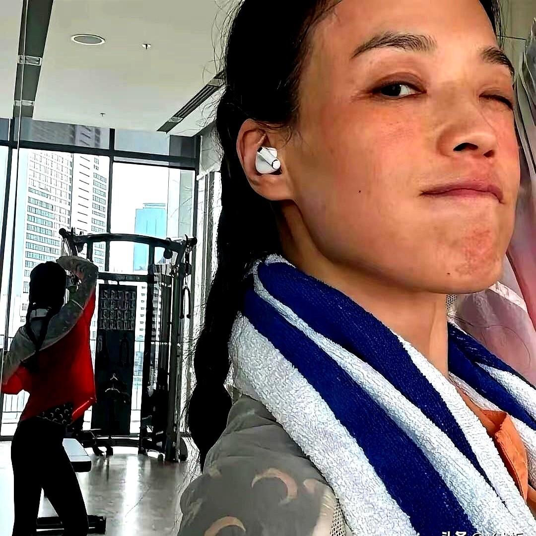 内娱的女明星，好像都怕卸了妆见人。

舒淇直接把健身房怼脸自拍甩了出来，50岁，