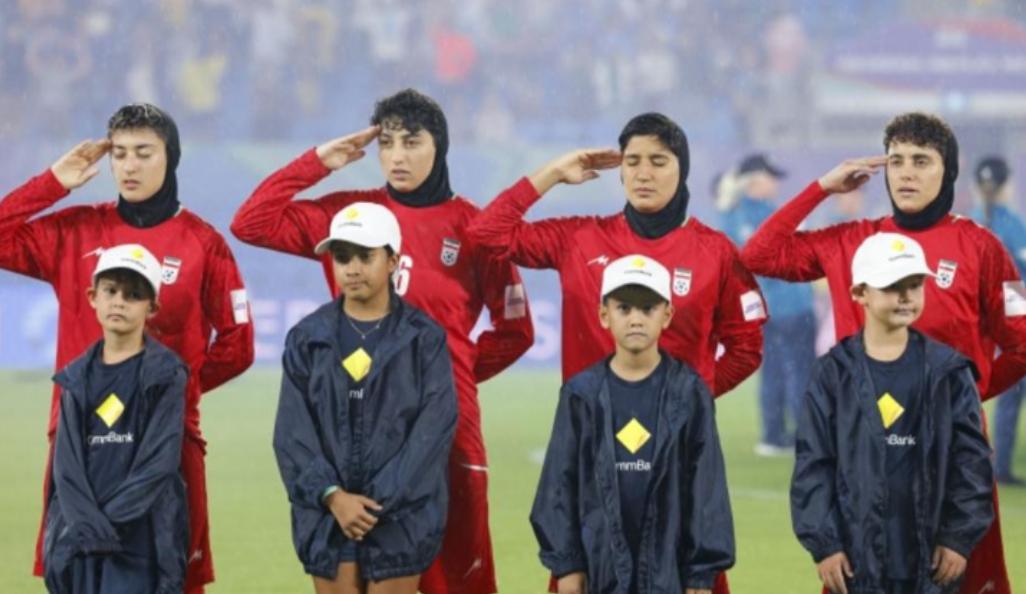 伊朗女足有5人已经摘去了头巾，彻底投入了澳大利亚的怀抱，她们放弃了自己的国家，其