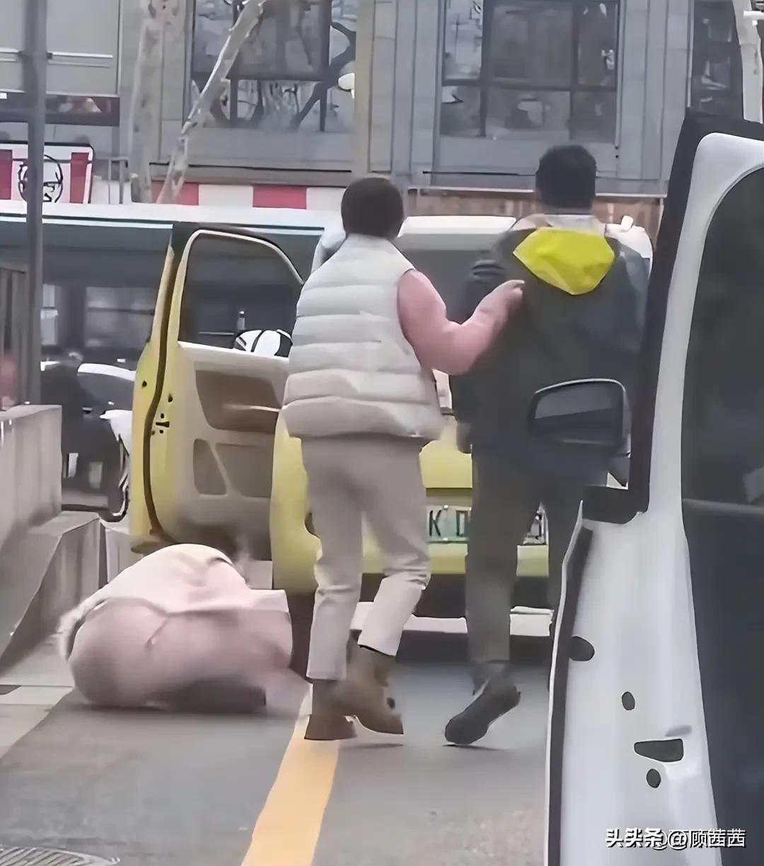 一巴掌3万块！扬州这起冲突，看完真让人又气又可惜。
 
3月8日，扬州万象汇停车