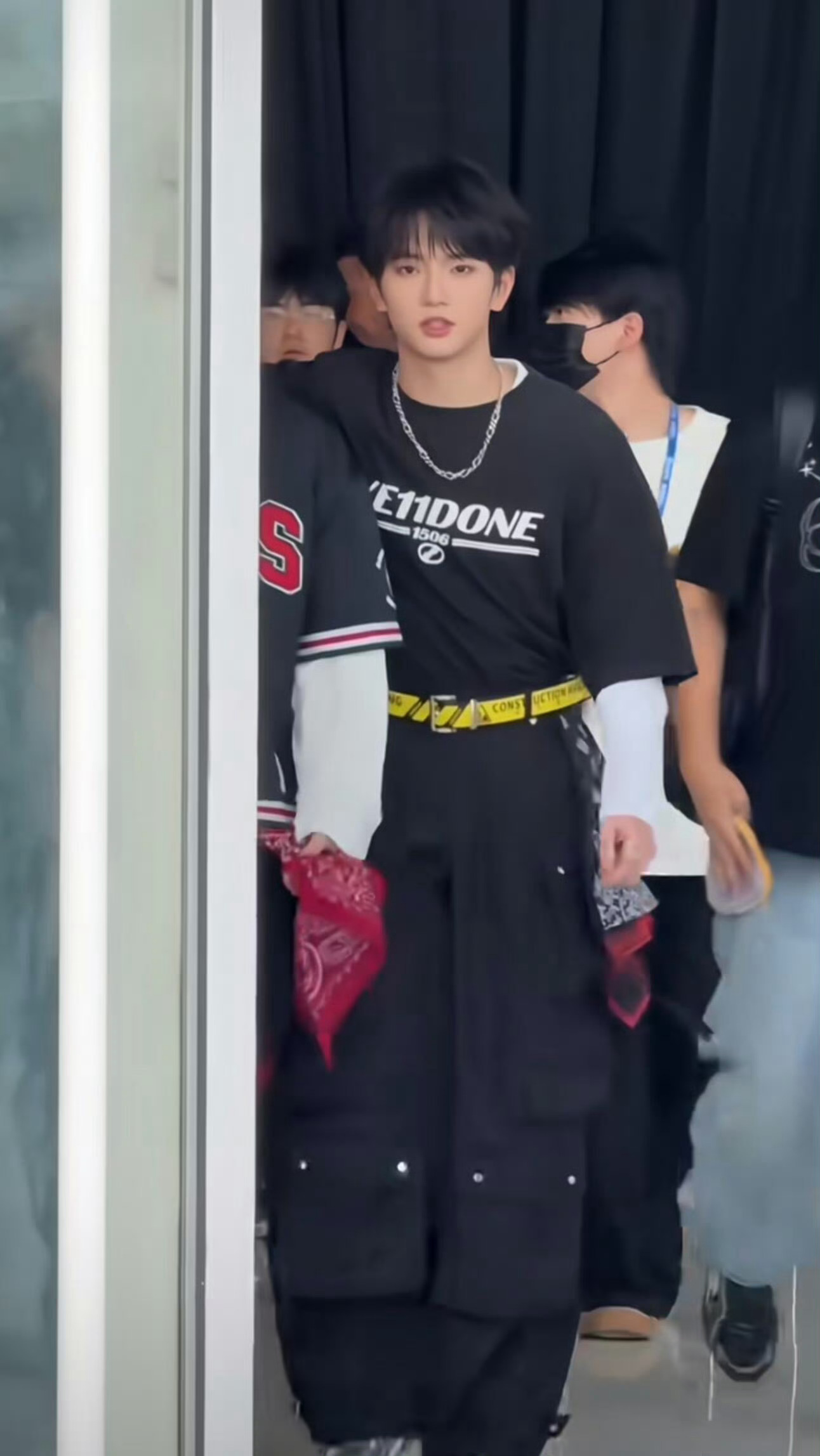 穆祉丞今天状态好成这样日常基础款穿搭也能穿出亮眼气场，面容稚嫩清秀，身姿挺拔意气