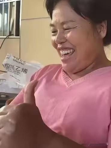 有人说：“全红婵妈妈知道女儿退赛，非常高兴，一点也不难过”，这纯粹是胡说八道，为