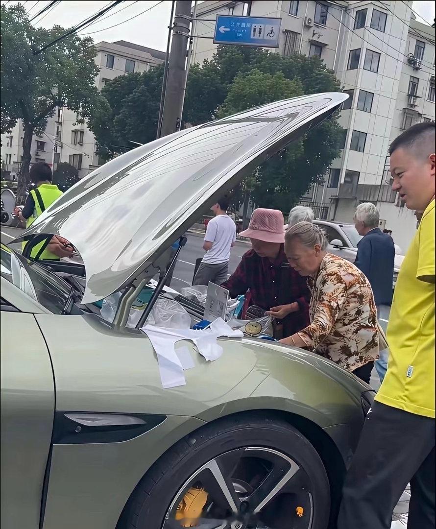 难怪这么多人挤着来买，看完车上摆的货瞬间懂了，种类齐全价格实在，路过的阿姨都围上
