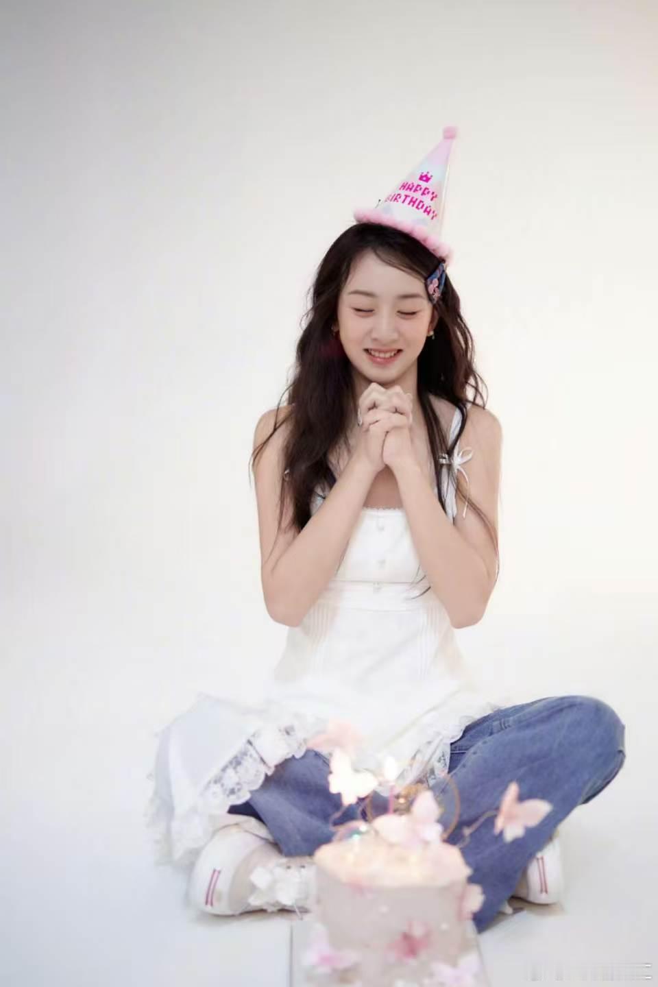 叶一茜发文为女儿庆生森蝶18了 叶一茜发文为女儿森蝶庆生 ，没想到森蝶已经18了