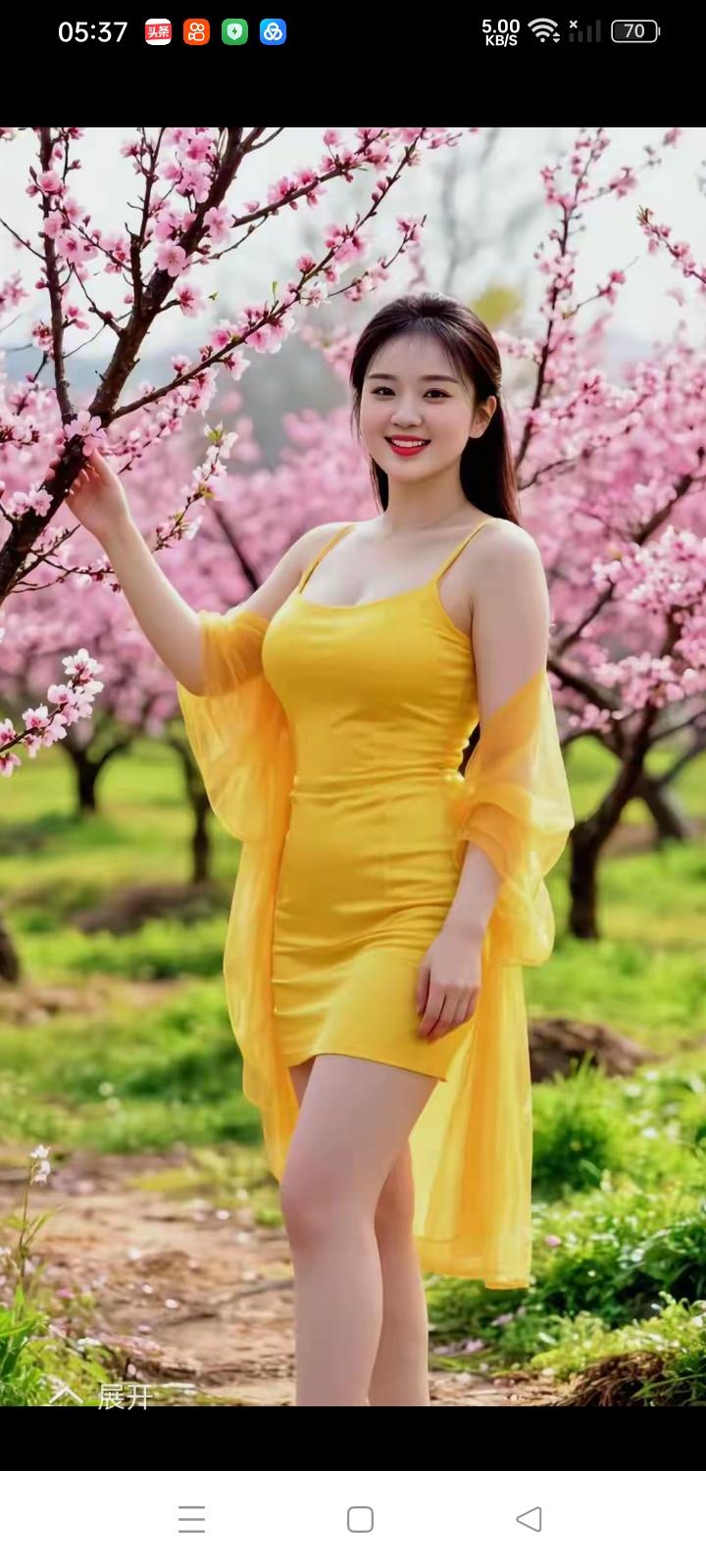 阳春不请来，
桃杏应季开。
美女踏青至，
含笑美照拍。