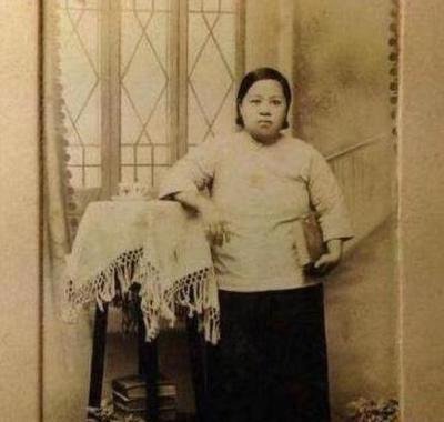 1914年，作家张恨水被迫结婚，他嫌弃妻子貌丑，却经常和妻子同房。

这事儿说起