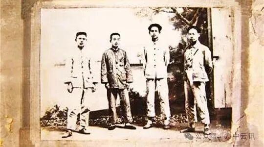 毛主席的一张合影，拍摄于近100年前，20年前才发现。这张照片1929年6月19
