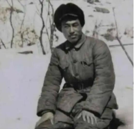 1953年，交换俘虏仪式，一位骨瘦如柴的男子颤颤巍巍向我方走来，他是志愿军60军