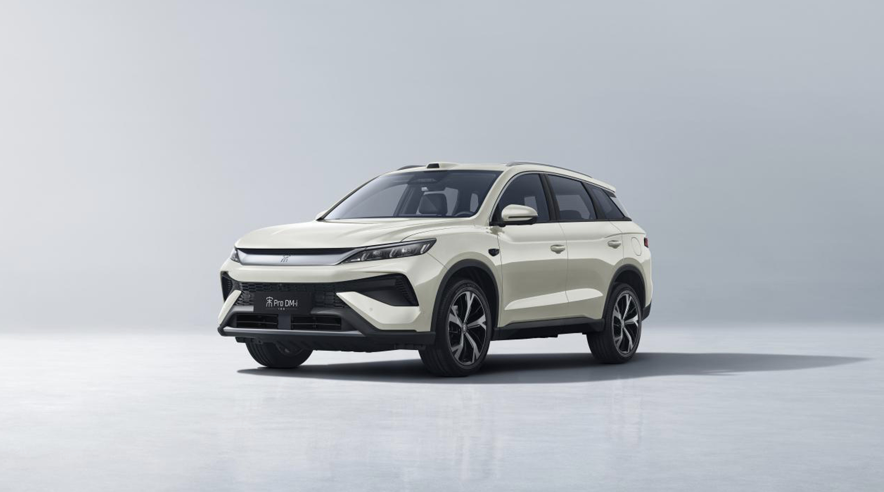 比亚迪这次真的让家用插混 SUV 市场重新洗牌，宋 Pro DM-i 飞驰版正式