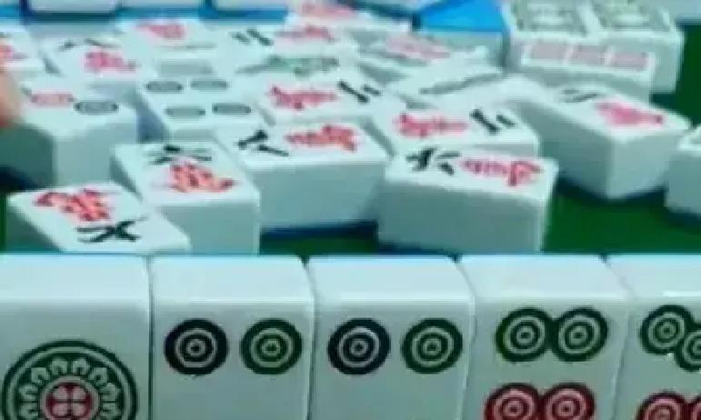 一晚输光半月工资，你还敢摸牌？
 
真事。隔壁小区老李上周搓到半夜，把给女儿买电