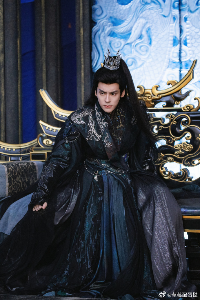 贺思慕晏柯女总裁和男特助迪丽热巴魏哲鸣女总裁男特助 贺思慕是归墟女王，晏柯是她的