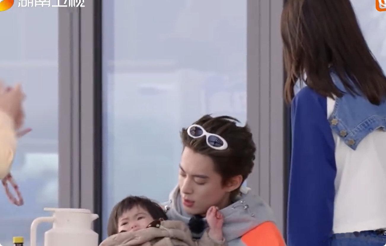 白鹿把孩子塞到王鹤棣怀里亲爱的客栈白鹿把娃塞给王鹤棣那一刻，真的像极了日常送娃，