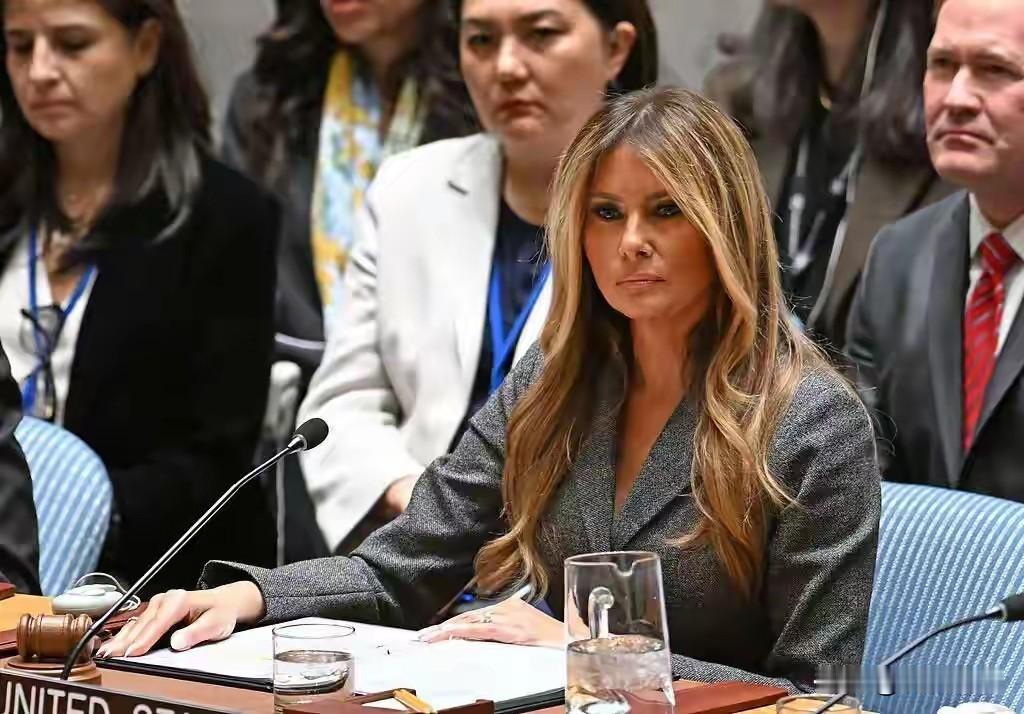 川普神经衰弱了，梅拉尼娅会“软逼宫”吗？会牝鸡司晨吗？

评：牝鸡司晨应该不会，