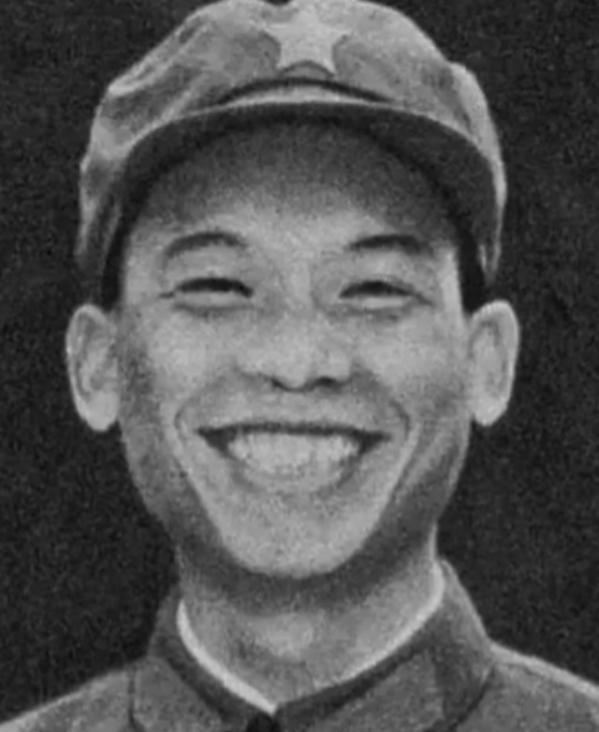 1979年，解放军一名走失的战士正在越南的农田里挖红薯，突然迎面冲过来七八名越军