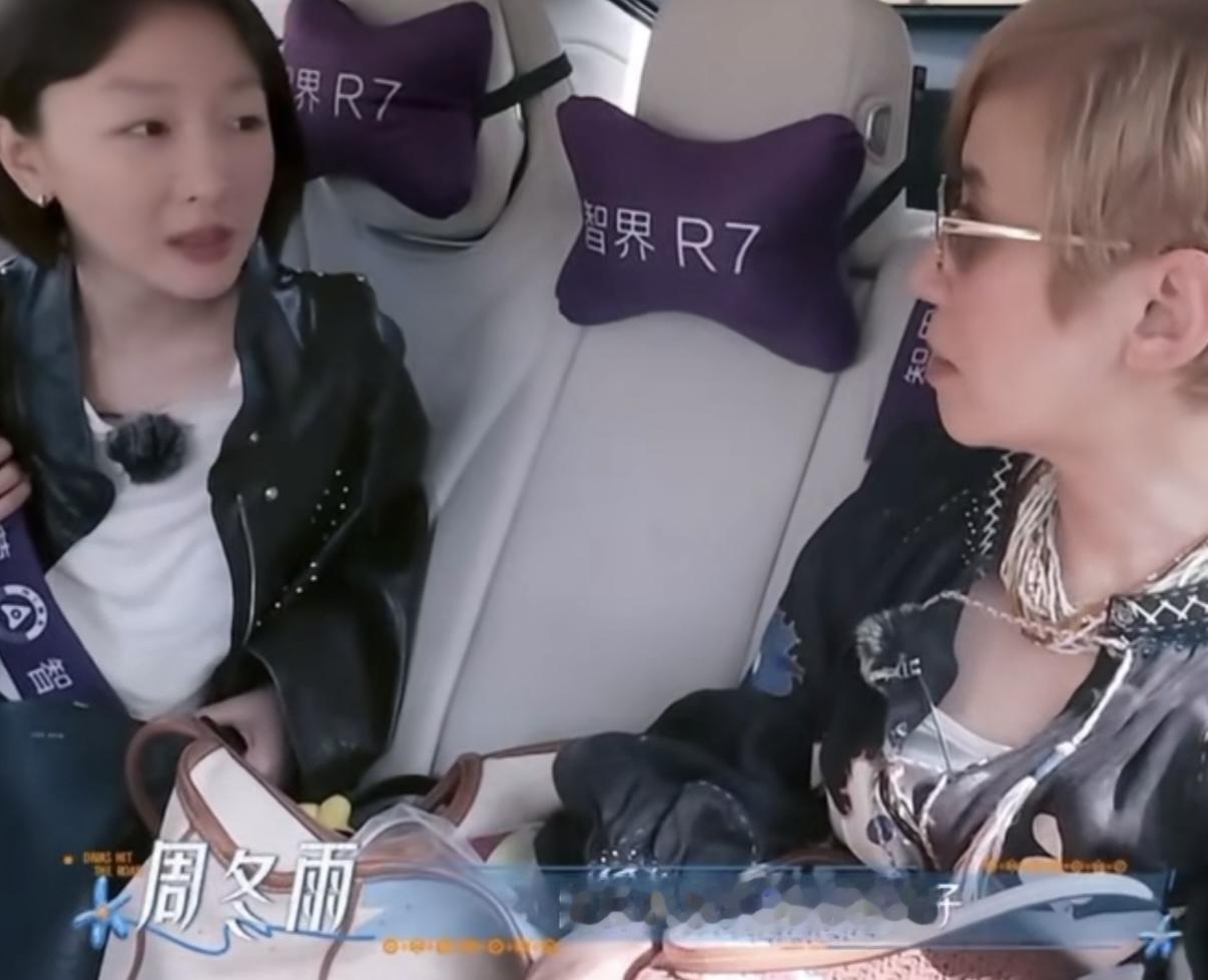 周冬雨考大学的时候被张艺谋的副导演发现成为了演员，她以前从来没想过当演员，周冬雨