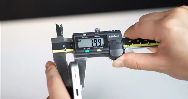 OPPO Find X9真机首曝：厚度不到8mm 电池增加1000多mAh