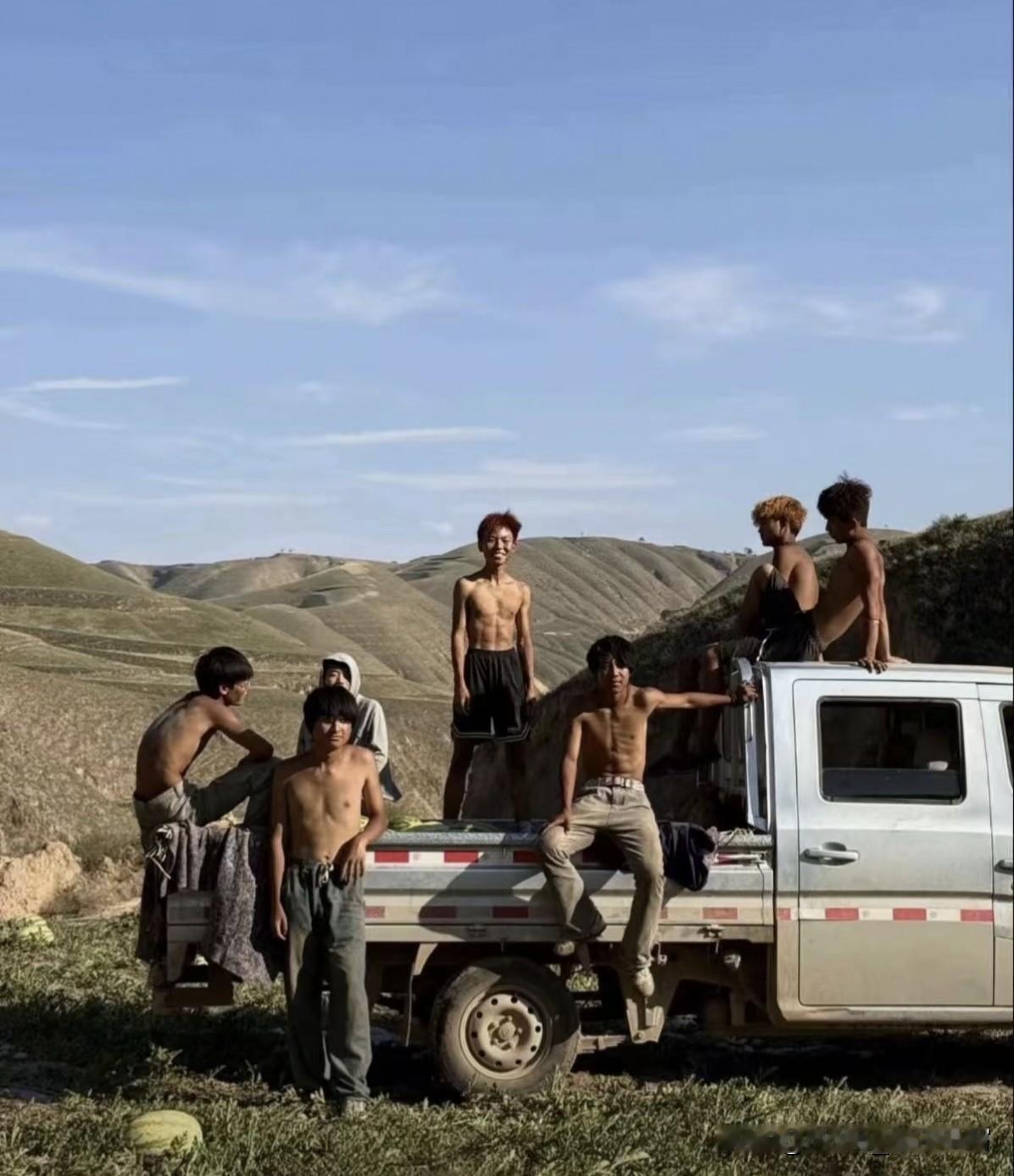 搬瓜少年的夏天，一张极具冲击力的照片，自带大片气场，少年抬眸望向远方。浑身迸发蓬