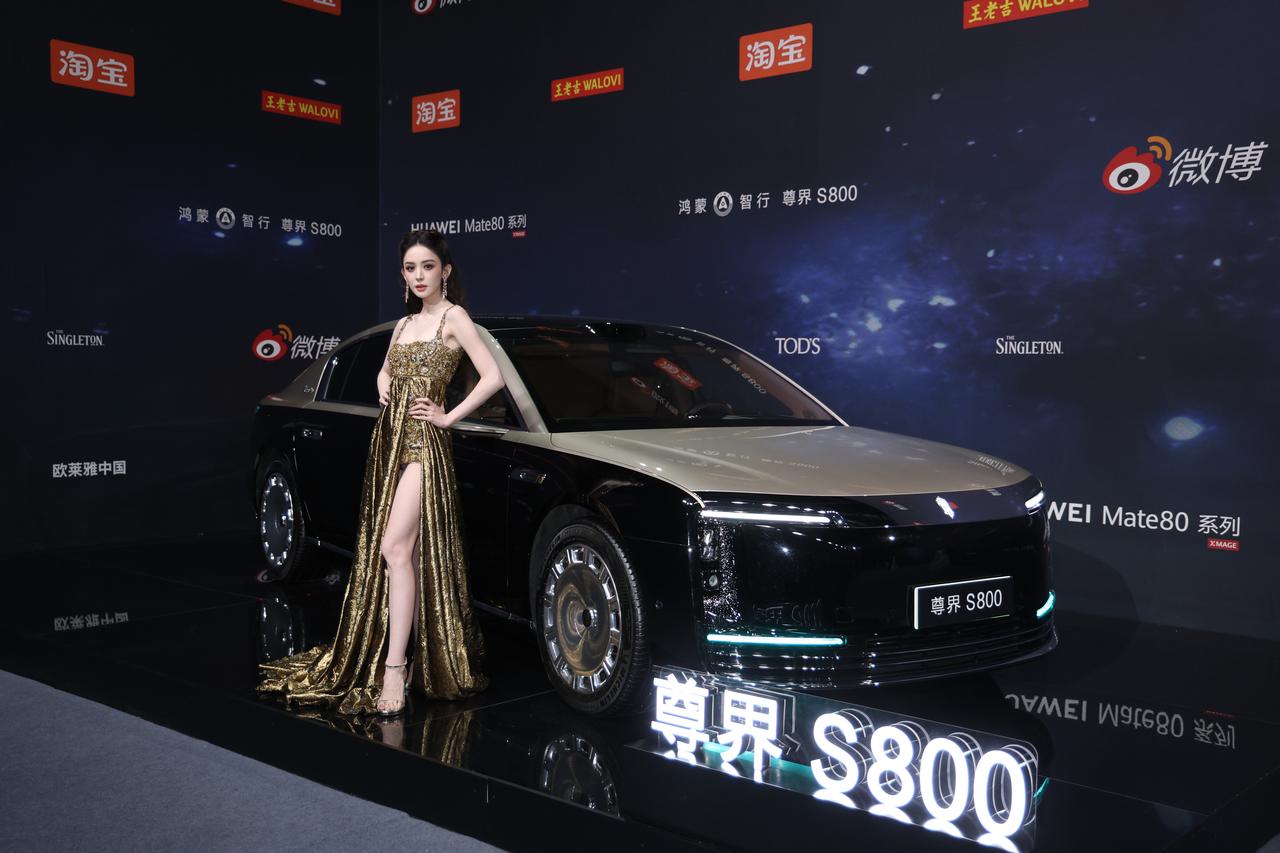 古力娜扎现身微博之夜，不仅身着高定礼服惊艳全场，更在采访中特别提及尊界S800的