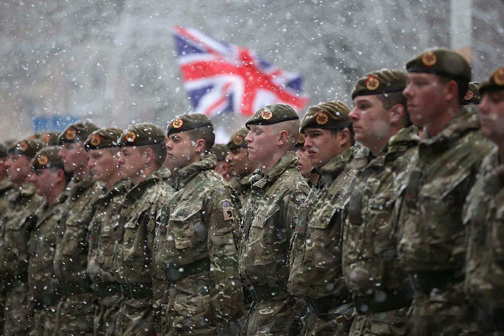 英国一名高级军方负责人表示，在受到普京威胁后，英国陆军将做好今晚战斗的准备。 