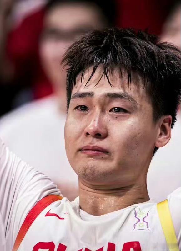 赵睿一直在哭真不容易，独砍24分，包括第四节几个漂亮的重要的神仙球，帮助中国男篮