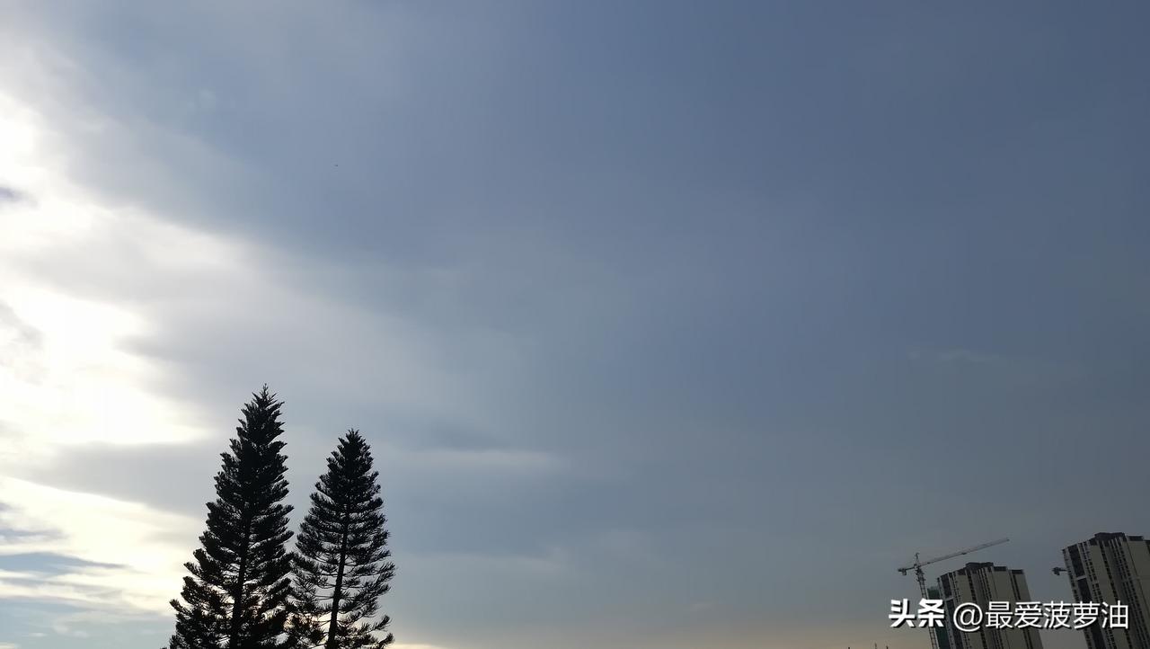 广东持续开启高温伴雷雨的天气模式！

15～17日，
我省大部晴到多云，
天气炎